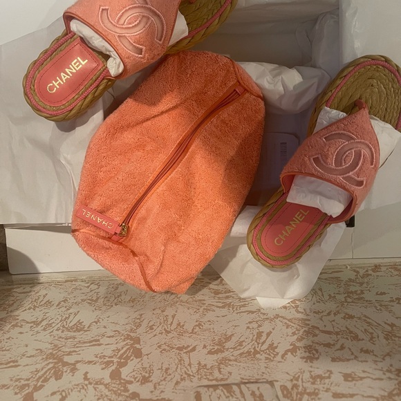 Chanel Pink Thong Sandals and matching toiletry bag - Picture 7 of 7